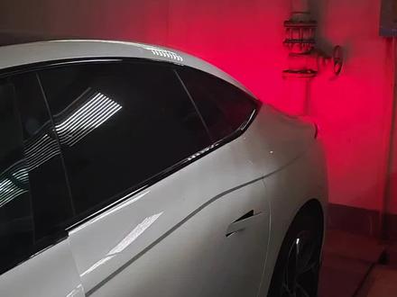 近期智己LS6热度高涨,锁单了的车友在车主群里面讨论最多的就是家充桩买智己的还是买别的品牌的。我的个人建议是能买官方的还是官方的,特别是有选装基金没有用完的,闲鱼购买也可以,毕竟带了蓝牙和app端操作。价格差别太大的,买普通的7千瓦的也可以,LS6四百伏平台只支持7千瓦慢充。 #智己汽车 #智己LS7 #智己LS6 #智己L7