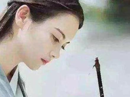 “山不在高有仙则名,水不在深,有龙则灵”。出自刘禹锡的《陋室铭》。
山不一定要高,有仙人居住就成为名山了;水不一定要深,有蛟龙就成为灵异的水了。
此句寓意着,平凡的山水,是因为有仙人和龙而生的灵秀,所以即便是卑微的人,可以凭借优秀品德而获得别人的尊重和赞扬。暗淡的陋室也因为有了名人居住而争光添色。#国学 #中华圣贤经 #阅读 #修心修行 #中华文化 @抖音小助手