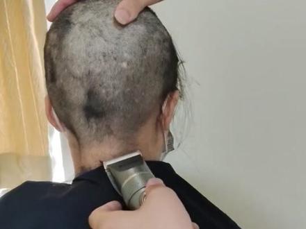 年轻女孩勇敢剃光头
#剃光头 #卖头发 #光头女生