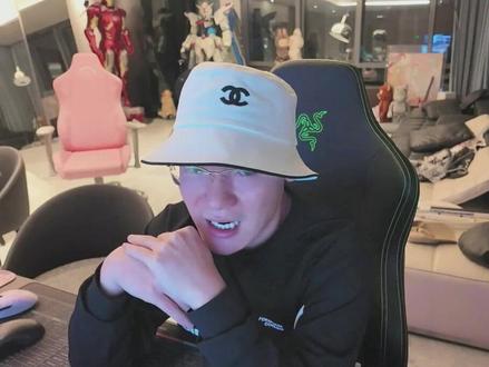 别再瞎炒黄金石油了❗️底层逻辑就这 6 句话 很多人盯着 K 线追涨杀跌,最后被反复收割,其实根本没搞懂核心逻辑✅
黄金≠首饰,是全球风险和流动性的映射;石油≠能源,是经济活跃度的温度计
黄金看利率 + 流动性,石油看供需 + 预期,美元是定价之锚,周期比情绪重要
别被短期波动带偏,真正的关键是建立自己的宏观框架,看懂资金流向和宏观结构
交易不是赌涨跌,是理解涨跌背后的逻辑,最难的从来不是懂规则,是控制自己
#交易员 #外汇黄金 #交易心得 #宏观经济 #投资逻辑