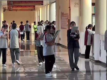 这位学生也是讲课的一把好手啊#学生讲课 #校园搞笑日常