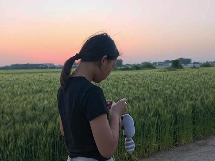 如果你生了一个儿子特别帅气,样貌气质远超父母二人,定要举全家之力悉心栽培。
因为天生样貌出众,注定前程不凡,他挑了父母的优点去继承,定是天选之子。
古人言:若诞一子,样貌出众,集双亲优于一身,乃是天赐祥麟。
待他意气风发,瑞麟腾跃,定驰骋万里,一路繁华。
愿他心怀山海志,所行之路皆坦荡,
年年无忧皆顺遂,前程璀璨耀八方!