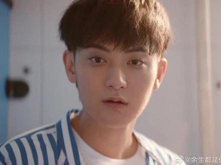 对不起了陆询,别人有的你也得有😆#p图 #黄子韬 #陆询