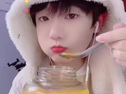 “吃个桃桃”风小逸女装,破罐子破摔恶心众人,网友直呼太辣眼睛#风小逸 #吃个桃桃 #女装 #网红