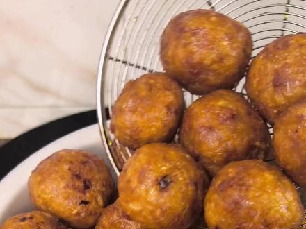 安徽人也有自己的美食,一到冬天过年过节必吃的糯米圆子,外酥里嫩,满满的童年味道!#糯米圆子 #家常菜 #安徽特色美食 #分享家乡美食 #抖音美食推荐官