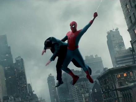 “明明深爱却不敢相认”:《蜘蛛侠4》这一幕,让无数粉丝破防了 万众期待的《蜘蛛侠4:崭新之日》首支预告片终于重磅发布!在《英雄无归》的悲剧结局后,被全世界遗忘的彼得·帕克如今孤身一人,只能在暗处默默注视着MJ与内德开启崭新人生。而现实中的“神仙情侣”汤姆·霍兰德与赞达亚刚刚喜结连理,更为这段银幕虐恋增添了几分耐人寻味的色彩。
然而这一次,彼得面临的远不止情伤——他的能力正在引发可怕的变异!预告片暗示他将经历蜘蛛般的进化蜕变,甚至可能从茧中“重生”。这似乎致敬了漫画中“他物”故事线,彼得将与神秘的“蜘蛛图腾”产生深层联结。
更令人震惊的是,彼得将向布鲁斯·班纳求助,但这位曾经的盟友对他毫无印象,更将失控化身“灰浩克”成为劲敌!预告中彼得瞳孔变黑、疑似觉醒新能力,以及由《怪奇物语》萨迪·辛克饰演的神秘精神感应者登场,都预示着这场冒险远比想象中复杂。
蝎子、墓碑、狼蛛、回旋镖等经典反派轮番登场,惩罚者、夜魔侠等英雄或将助阵,而损害控制局的黑幕也逐渐浮出水面。这场蜘蛛侠的终极蜕变,将如何衔接《复仇者联盟5:毁灭之日》的宏大叙事?
《蜘蛛侠4:崭新之日》由《尚气》导演德斯汀·克里顿掌舵,七月末全球献映,敬请期待这位我们熟悉的邻家英雄,在黑暗中破茧重生!#蜘蛛侠4崭新之日 #汤姆赫兰德 #萨迪辛克 #预告解析 #浩克