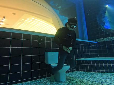 转机路过迪拜,怎么能不打卡下60米的deep dive dubai世界最深潜水池呢!!!
1400万吨水啊,卧室、汽车、摩托车、街道,每个深度都有细致的布景,还有好听的音乐
据说向公众开放之前这是王子公主们的私人泳池
土豪国是真的壕
隆重感谢世姐的让人安心到爆炸的潜导和拍摄!!!
还有好吃的大餐和贴心的陪玩!
大家如果到迪拜玩耍、潜水、跳伞、沙漠越野、租车、投资、开公司,都可以找她!
友情提醒:观看时可以呼吸#自由潜水 #迪拜 #世界最深泳池 #deepdivedubai