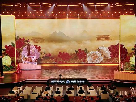 #国色芳华推动广电文旅双向奔赴 盛世唐风,花开四海。 电视剧锦绣芳华-国色芳华续 不仅以精良制作还原大唐气韵,更以一剧之力撬动文旅新篇章。总制片人任旭、演员张雅钦和菏泽市委常委、宣传部部长曹临分享剧中“琼台玉露”原型“绿幕隐玉”卖到脱销,菏泽牡丹春节销售突破60万盆,巨野工笔牡丹画远销全球,真正实现了“一部剧带火一座城”!从影视到文旅,从国内到国际,国色芳华让中国故事香飘世界,让传统文化绽放时代光彩。
由国家广播电视总局指导,国家广播电视总局电视剧司、宣传司、网络视听司、北京市广电局主办,芒果TV承办的#2025中国广电视听精品之夜 将于11月14日19:30在湖南卫视播出、22:00在东方卫视播出,15日22:00在北京卫视播出,16日19:30在浙江卫视和江苏卫视播出,其余卫视将于本月陆续播出。爱奇艺、优酷、腾讯视频、芒果TV等各网络视听平台将于14日晚同步播出。#2025中国广播电视精品创作大会 #中国广播电视精品创作大会