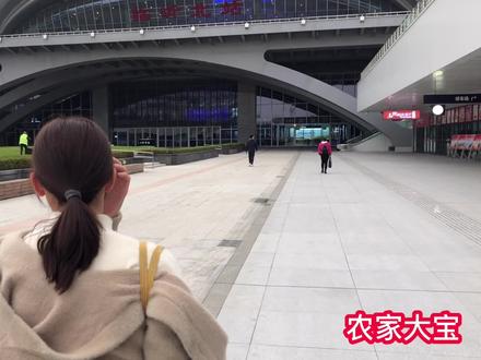 小两口第一次体验高铁,从临沂北到杭州,生活就是不断努力的奋斗