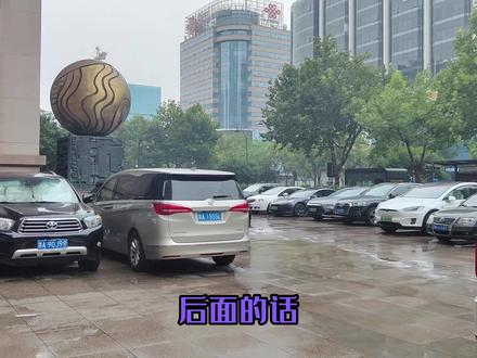 免费领取的杭州亚运会“显眼包”,很有特色,没有想到竟然这么大 #杭州 #杭州亚运会 #银泰百货 #购物袋 #显眼包