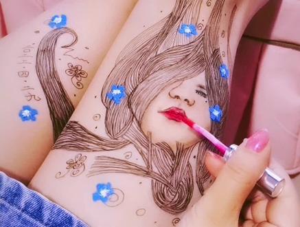 这个五一,不能出去赏春花美女,就看西西腿上绘美女春花。#我就是核酸队里最靓的仔,走起路,画起画,大摇大摆。#腿上艺术 #大长腿 #画画 #原创 #上热门 @抖音小助手 #疫情 #五一