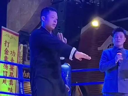年轻人不要吹牛bi,叶问第三代弟子上擂台“硬碰硬”少林妙峰,结果一回合就被断头“絞杀”,#综合格斗 #自由搏击 #拳击#咏春拳