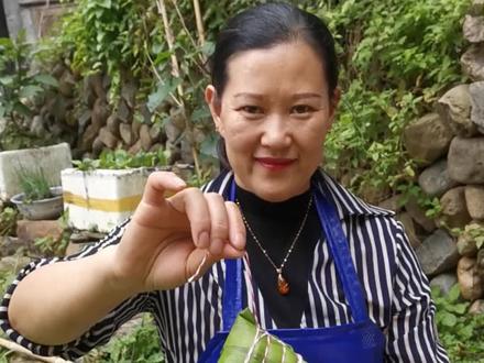 粽叶当然要选择这种野生的箬竹叶,纯天然的粽叶,清香有韧性,包的粽子不容易煮破,用心包裹,提前祝大家端午安康#端午节手工粽子 #粽子粽子包粽子 #家庭制作粽子 #手工粽子真材实料 #教你包粽子