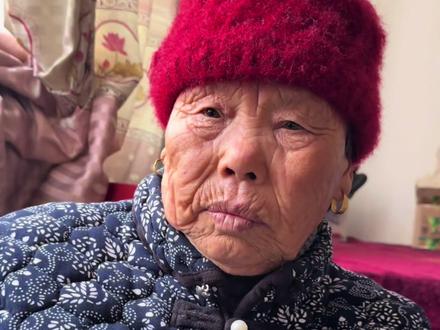 我发现俺奶是不是没有正眼看过我#毒舌 #奶奶和孙女的日常生活 #奶奶带大的孩子 #恋爱脑终结者 #搞笑日常