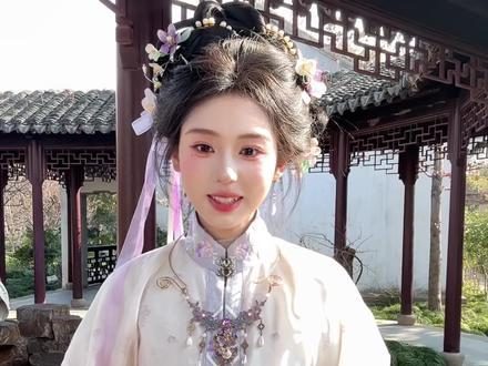 一种很新的汉服转场!!!#古风手势舞 #转场 #汉服妆造 #弥渡山歌phonk版#弥渡山歌变装挑战