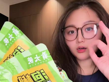 看陈泽直播吃肴大侠鸡脚筋#肴大侠 #鸡脚筋 #泡椒鸡脚筋 #陈泽鸡脚筋