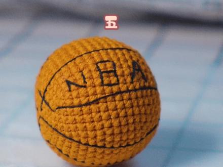 篮球搭配一个简单挂饰,挂在车里,真是满满的暖心啊。#创作灵感 #手工钩织教程