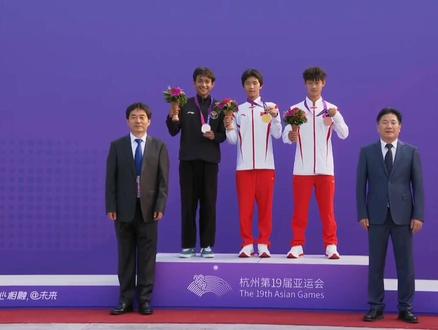 #亚运会中国队夺金时刻
请细看,为什么不和铜牌获得者握手?
咋的呀,看不起人家吗?需要一个解释
#亚运赛场闪闪发光的00后