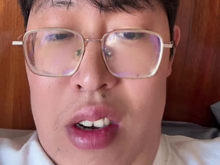 关于动画电影《河狸变身计划》的评价呈现显著两极分化:专业媒体和机构给予极高评分(烂番茄97%、MTC 77分),但部分观众认为其剧情逻辑、角色塑造和主题表达存在硬伤,导致观影体验不佳
主角梅宝(19岁大学生)的行为被批“自我感动式干预”:她为保护森林擅自行动却缺乏实际方案,最终引发连锁危机且未承担后果,被吐槽“最弱智的亚裔角色”“全身而退”的设定脱离现实。
结局合理性受争议:人类侵占动物家园后,动物拆水坝拯救人类的桥段被指立场倒错,弱化了环保主题的严肃性,更像“弱者对强者的屈服
环保议题流于表面:部分观众认为影片用“ZZZQ套路”简化矛盾(如人类与动物的对抗),未深入探讨“说服还是暴力反抗”的核心命题。
价值观混乱:反派市长从“人类暴政”到突然醒悟的转折生硬,而动物群体内部“弱肉强食”的规则与结局的“和谐共处”形成逻辑冲突
前半段铺垫仓促、情节杂乱,后期又转向“暗黑混战”(如飞行鲨鱼追杀),导致叙事割裂。
喜剧风格被批“吵闹”:“密集表情包式笑点”被指过度迎合低龄观众,削弱了皮克斯一贯的深度
部分欧美观众认为主角反抗权威(家长、教师)的行为“对儿童有不良影响”,差评集中于角色叛逆价值观
推荐人群:偏好轻松幽默合家欢风格的观众;重视画面表现力的动画爱好者;儿童及青少年群体。
慎重选择人群:追求剧情深度和现实逻辑的成年观众;反感ZZZQ叙事的群体;期待“皮克斯哲学内涵”的原教旨粉丝。#分享我的英语学习经验 #河狸 #变身 #计划 #烂片吐槽