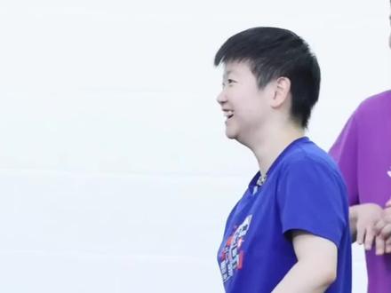 “铁打的莎莎,流水的‘迷弟’。小莫现场偷师弹力球热身,结果正主没绷住,笑了!”#孙颖莎