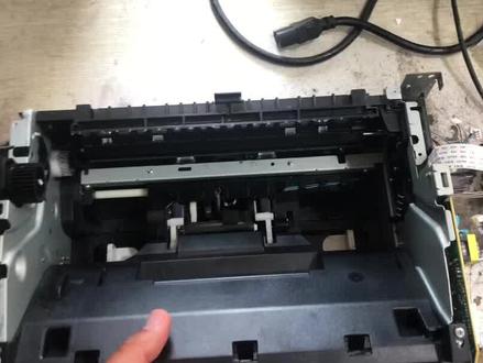 惠普136a更换搓纸轮视频!#办公设备 #打印机维修 #爱普生墨仓式打印机 #惠普打印机 #为大家拼命的打印机