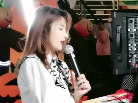 惠州美女“歌小样”上抖音直播间#现场演唱 ,美女五官清秀,好喜欢,将来要赶超抖音红人“唐艺”了