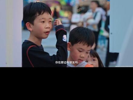 在跨年夜当天,南方周末联合荣耀, 在广州、深圳的5个热门商圈打造“卫星电话亭”,邀请路人用#荣耀Magic6Pro 打一通跨越南北两端的电话,远在千里之外的广深陌生人通过卫星电话给鄂温克族森林驯鹿人雨果索送上新年祝福,大兴安岭的森林腹地,得以与外界重新相连。#来自大兴安岭深处的声音