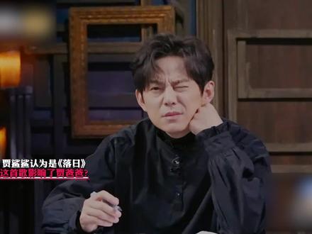 #大侦探 #大侦探落日歌词 歌曲《落日》贯穿日不落公馆的故事中,歌词卡片不断出现在“死者”身旁。而它的完整歌词也在搜证环节被蓉天真#杨蓉 找到:“万物皆有美好,自然从来合理,黑夜中酝酿新生,黎明折射无数种存在。