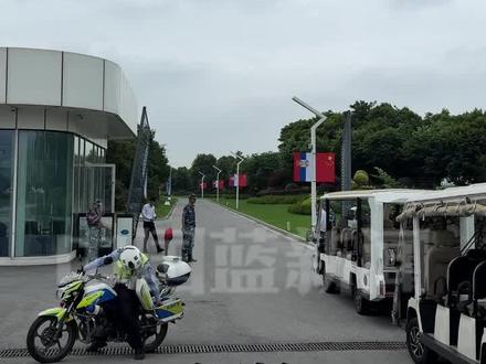 今天上午,塞尔维亚总统武契奇将抵达浙江嘉兴!敏实集团迎史上最高规格访问团。中国蓝新闻记者现场看到,工厂内道沿线已悬挂起中塞两国国旗。#武契奇 #浙江 #塞尔维亚