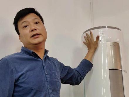 现场动手给学员实操一台美的智行的圆柱形空调的全拆洗流程。