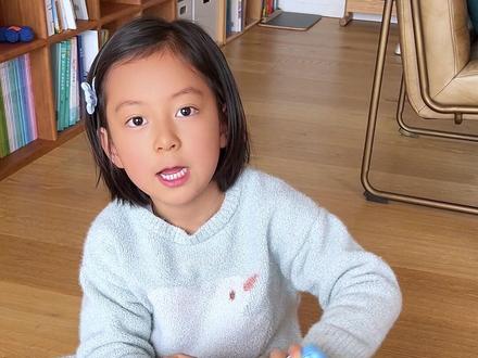 小学生手抄报神器,简单三步搞定! 更美手抄报,足足100个彩线模版,老师想到的没想到的节日主题它都有,要交什么作业,就找对应主题撕下来,涂一涂,写一写,简单3步就搞定了。
而且它的纸张非常厚实,随便怎么写怎么画,都不会透字透色。
里面还送了100多个镂空模版,让你自由发挥,自由搭配,再送100个电子模版,教你怎么布局,怎么配色,怎么绘图,就算是没有画画基础的孩子,也能独立完成。
厚厚一本200多页,小学6年这一本就够,有了它,画手抄报还难吗?
#小学生手抄报 #手抄报 #小学生作业 #小学生手工 #开学