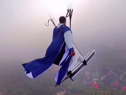 这个小伙#御剑飞行 的视频太酷了,我来教你用特效制作一个#飞翔 #御剑飞行术 @DOU+小助手