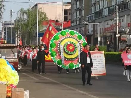 清明节西峡县城区第三小学全体师生去烈士陵园扫墓