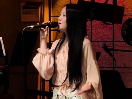 何必心存侥幸何必太羞耻 犹犹豫豫会老的~
#宝藏女歌手 #音乐是记忆的载体 #单依纯 #我表示理解 #laybacksmalllive