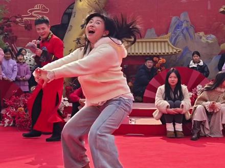 小朱姐的火车摇好癫狂啊#万岁山沉浸式互动体验封神 #万岁山武侠城#万岁山韦小宝 #霸气小朱姐