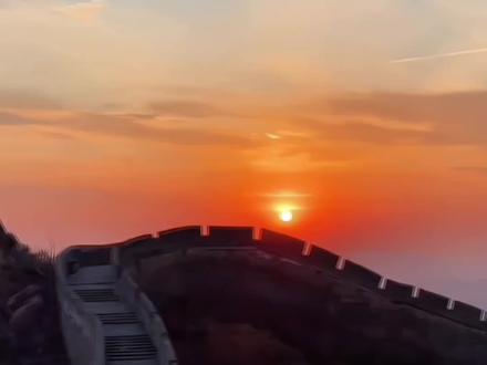 落日熔金,晚霞漫过万里长城。
斑驳砖石藏尽千年沧桑,每一寸都刻着古人的匠心与智慧。曾有将士戍守边关,以热血护家国安宁;如今风骨依旧,历史血脉在山河间绵延传承。我们接过岁月的厚重,守一份华夏荣光。愿你前路如长城壮阔,一生安稳,万事皆胜意。#长城 #山顶的风景值得一看 #夕阳下的美景 #沉溺在绚丽霞光中 #好看的风景都在路上