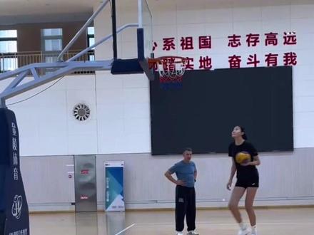 14岁就能扣篮合理吗?中国女篮再出潜力新星,真的是太棒了