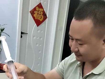 足球没气怎么办,不要急,可以用针管打气∽