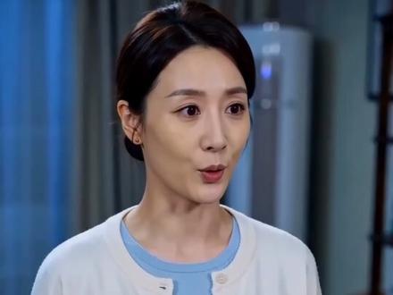 周五的钥匙第5集 重男轻女的荒唐执念,背叛家庭的层层谎言,被彻底戳破后只剩一地狼藉。母亲舒晚清醒反击,手握铁证果断离婚斩断孽缘,母女二人挣脱畸形家庭枷锁向阳而生。#AI短剧 #即梦AI #都市情感剧