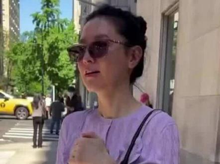李英爱纽约街头唠嗑张凌赫,秀场邻座同框引热议