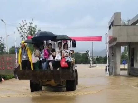 受暴雨影响,#安徽歙县语文高考科目取消,下午数学正常进行