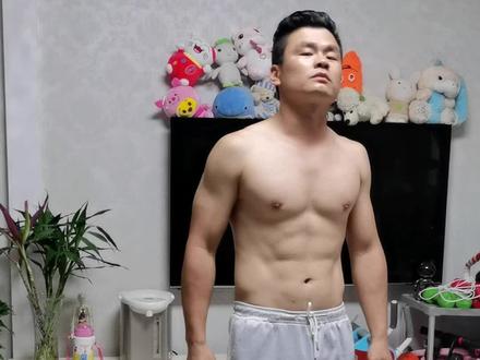 #健身 #徒手健身 #居家锻炼 @铁血硬汉
什么叫力量?