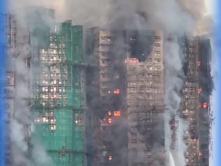 高层建筑起火,逃生务必记住这关键几步!#高层建筑火灾 #消防安全 #火灾逃生