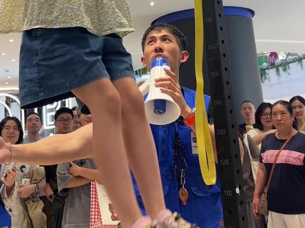 这是小孩姐参加的第二场,迪卡侬引体向上挑战赛,记录她的成长历程。她也是从摆浪开始的~一步一脚印拉到了20个标准引体向上。
#迪卡侬中心城健身社群
#迪卡侬深圳福田领展中心城
#迪卡侬深圳健身社群
#迪卡侬深圳引体向上挑战赛
#引体向上