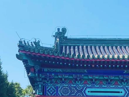 月坛公园游览新攻略 从阜城门地铁站D口出站,沿南礼士路南行约800米,就到了月坛公园,此处乃明清两代帝王于秋分时节祭拜月神与星宿之圣地。
从北天门入园,右侧就是钟楼,二层钟楼四壁通透,已成一方欢愉天地。那曾悬于楼中的庄严旧钟早已迁居大钟寺;左侧具服殿门扉半掩,修缮之声隐约传出,唯见工人们忙碌的身影。
向南行约五十步,夕月台赫然在目。四围壝墙环抱,墙顶黑色琉璃瓦如凝固的夜,昔日三座棂星门巍然耸立,如今却尽数被砖石封堵,仅留东侧一扇冰冷钢门紧锁,隔断古今。视线越过禁闭之门,台中央赫然拔起一座刺破云霄的钢铁巨塔,那是1969年昂然崛起的电视信号塔,以现代180米的突兀高度,无言覆盖了这方十四米见方、仅高一米半的古老祭坛。夕月台南,藤蔓如岁月触手般爬满颓墙,遮掩住一处闭锁院落,斑驳墙垣后透出微弱灯光,恍若神厨、神库昔日的烛火仍未熄灭,默默守护着封存其中的旧日典仪与器物。
走出北园祭月古建筑群,一步跨入南园,景象豁然开朗:静月轩、咏月碑廊、伴月广场、月华池等,处处紧扣明月主题。这里歌声悠扬,舞姿翩跹,欢声笑语。
古今两重天,北园祭月肃穆庄严,南园赏月热闹欢腾。神明退场后的空地,终被人民以歌舞的仪式重新填满。
#北京旅游#北京一日游#月坛公园#游览攻略