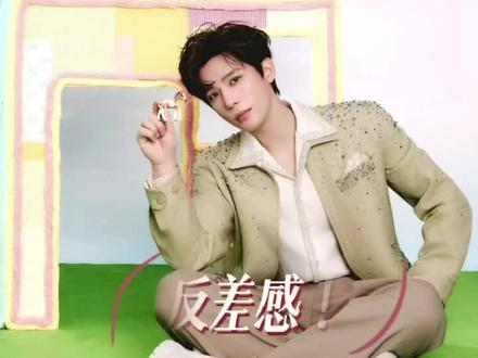 反差感!这反差感真的太绝了!王安宇在春晚《快乐小马》里的 “小甜豆” 形象和他的将军形象判若两人。
尤其是这双鞋绝对是整套穿搭的点睛之笔!这双OCCHIOMANO品牌的鞋子,小羊羔乐福鞋的设计,巧妙结合了德比鞋的底子和乐福鞋的元素,鞋身那圈软乎乎的白色羊羔毛不仅看着温暖,还把少年感和贵气平衡得刚刚好。
搭配他那套Chanel定制的浅卡其色缀钻外套,清新又贵气,完全把马年春天的那种蓬勃朝气穿出来了。不得不说,“王大将军” 这次造型把这份青春活力拿捏得死死的,确实是 “先穿为敬”!