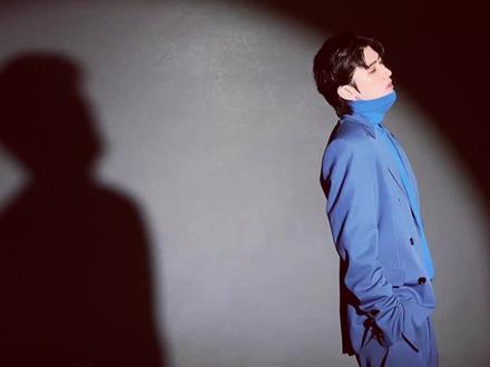 回顾蔡徐坤个人首专《迷》(上) 今天这期是蔡徐坤个人首专《迷》的一些解读。@蔡徐坤 @蔡徐坤官方粉丝团
对我来说,有些不一样,我首先联想到的是故事,所以把第一反应记录下来了。
听过后,确实打破了一些我固有的认识。这本该是可以再宣传的专辑。
上半部分是剧情,下半部分是个人感受。#蔡徐坤 #蔡徐坤新歌 #音乐种草计划