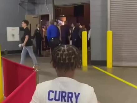 小球迷穿的是库里高中20号球衣👍👍👍