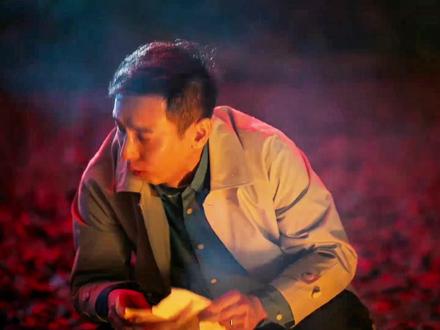 #电视剧人之初 #人之初结局反转一个接一个 男人攥着信纸的手不断颤抖,最慈爱的父亲竟然承认他亲手杀过人