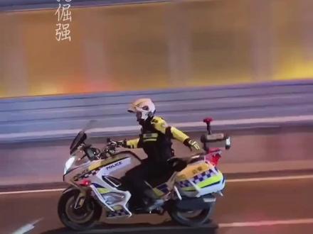 滚动式救助!感谢济南铁骑!牛#济南铁骑 #感人瞬间戳中泪点 #感谢交警 #中国速度